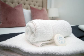 Cardiff's Ultimate Group Retreat Spacious 5BR Apartments with Private Courtyard